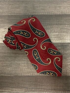 Hart Schaffner Marx Vintage Handmade in ITALY Silk Tie Mens Red Gold Paisley